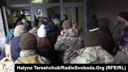 Раненые украинские бойцы у входа в клинику во Львове, февраль 2023 года. Фото: RFE/RL