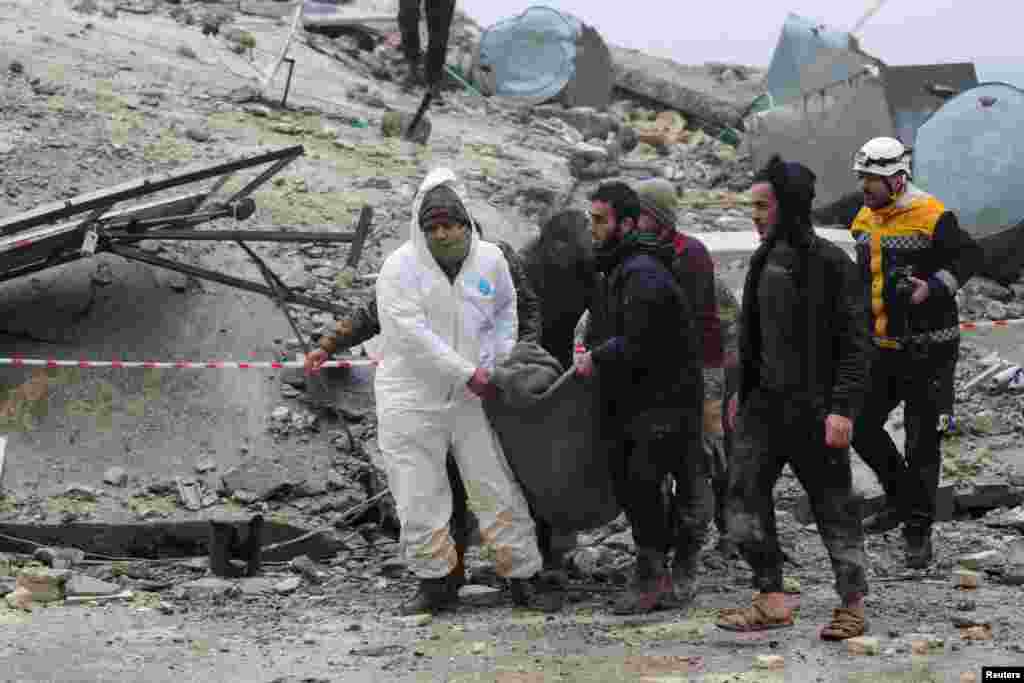 Спасатели в городе Джандарис ищут выживших во время землетрясения