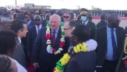 Лукашенко приехал в Зимбабве: его встречали танцами с бубном