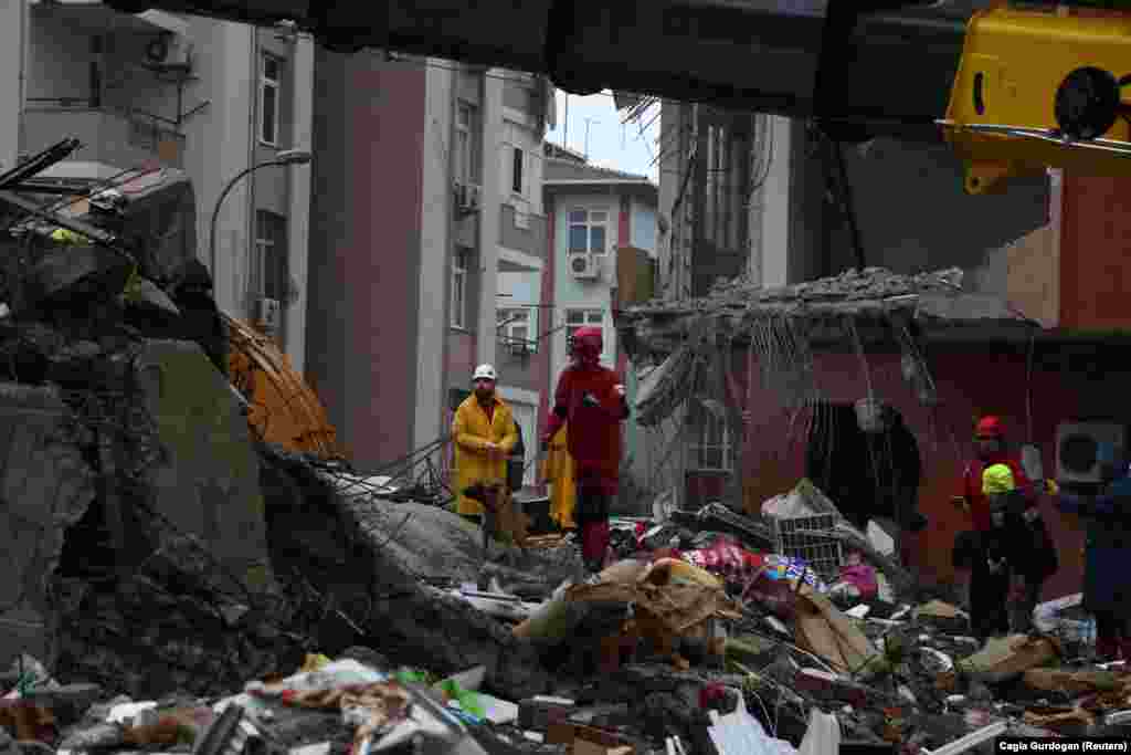 Число погибших в Турции возросло до 1541, 9733 человека пострадали, сообщает Управление по ликвидации последствий стихийных бедствий и чрезвычайных ситуаций