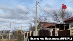 Дом с красным флагом в станице Бакинской