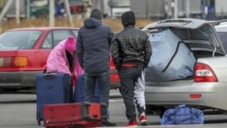 Бежавшие от мобилизации россияне на казахстанской стороне границы. По данным Минтруда Казахстана, в 2022 году после объявления мобилизации в страну въехали около 837 тысяч россиян, 780 тысяч впоследствии выехали. В Казахстане, по-видимому, остаются тысячи граждан России