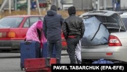 Бежавшие от мобилизации россияне на казахстанской стороне границы. По данным Минтруда Казахстана, в 2022 году после объявления мобилизации в страну въехали около 837 тысяч россиян, 780 тысяч впоследствии выехали. В Казахстане, по-видимому, остаются тысячи граждан России