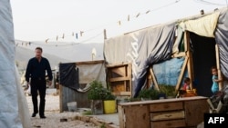 Дэвид Камерон в лагере сирийских беженцев в Ливане