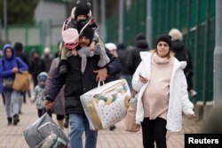 Семья покидает границу в Медыке, Польша, 25 февраля 2022 года