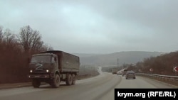 Российский военный автомобиль "КамАЗ" с опознавательным знаком "Z" на подъезде к Севастополю, 26 февраля 2022 года