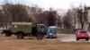 Санитарные военные российские машины около Мозырской городской больницы. Синий микроавтобус – ритуальной службы. Мозырь, Гомельская область, 28 февраля 2022 года 