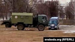 Военные машины скорой помощи у госпиталя в Мозыре, Беларусь
