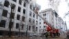 Пожарные тушат здание Харьковского национального университета, пострадавшее от обстрела. 2 марта 2022 года. Фото: Reuters