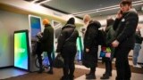 Жители Санкт-Петербурга в очереди к банкомату. 25 февраля 2022 года 