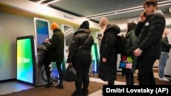 Жители Санкт-Петербурга в очереди к банкомату. 25 февраля 2022 года 