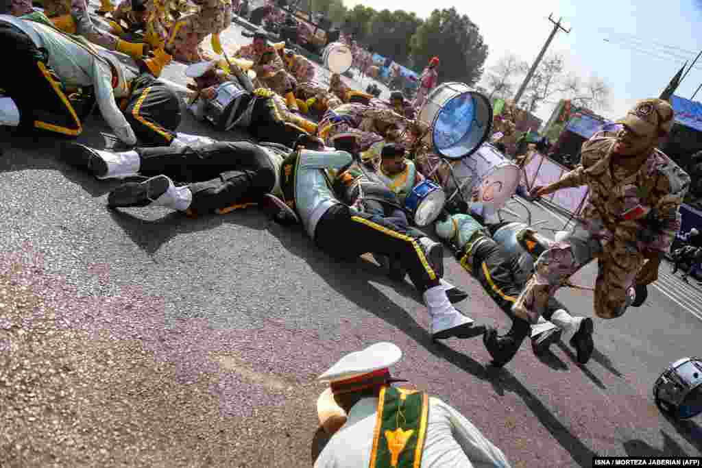 Раненные во время взрыва на военном параде в Ахвазе, Иран. Парад был приурочен к годовщине начала ирано-иракской войны 1980-1988 годов