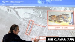 Гендиректор МАГАТЭ показывает на карте ситуацию на Запорожской АЭС 