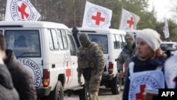 Наблюдатели "Красного креста" следят за обменом пленных, 29 октября 2015