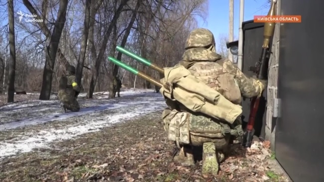 Журналист на передовой: показываем, как украинские военные отбивали захваченное село в Киевской области