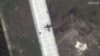 Спутниковые фото аэродрома Зябровка: следы взрыва на главной взлетно-посадочной полосе