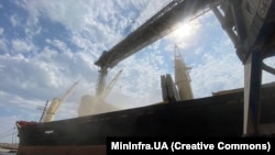 Загрузка зерна в порту Пивденный Одесской области