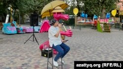 Ботагоз Аймуханова поет в парке в Шымкенте 23 августа 2022