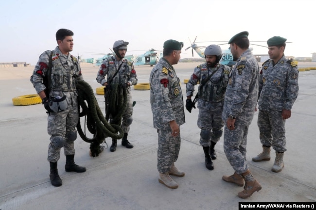 Военнослужащие иранского флота участвуют в совместных военно-морских учениях иранского, китайского и российского флотов в северной части Индийского океана, 20 января 2022 года. Фото West Asia News Agency/Reuters