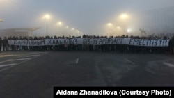Протестующие на площади с огромной растяжкой "Мы простой народ. Мы – не террористы". Алматы, 6 января 2022 года. Фото Айжаны Жанадиловой