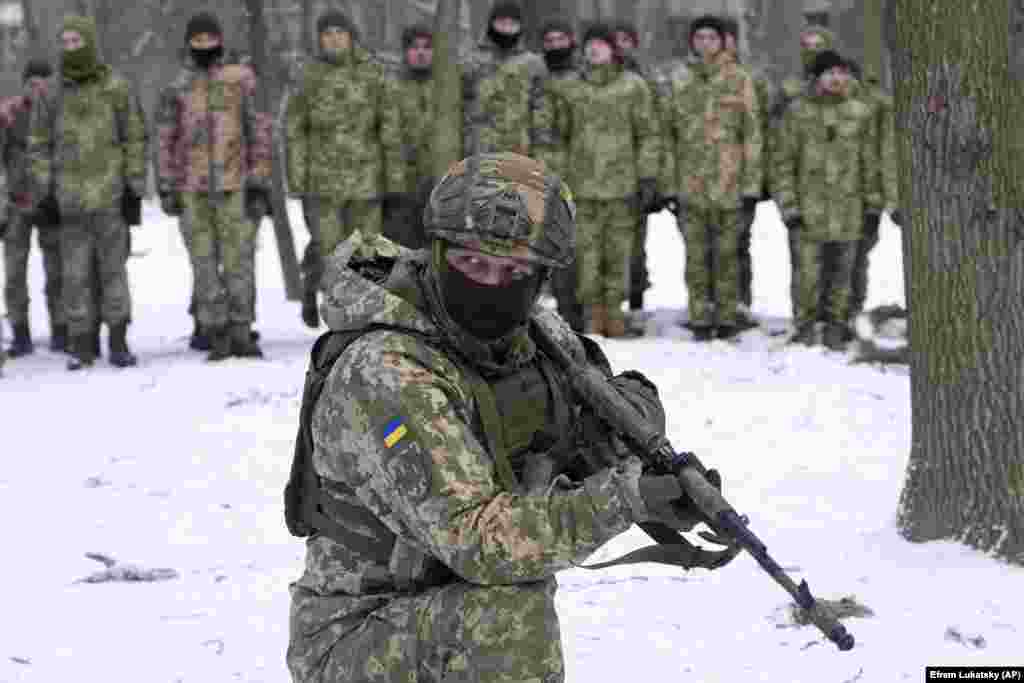 An instructor trains volunteer&nbsp;Territorial Defense Forces in a Kyiv park on January 22.&nbsp;
