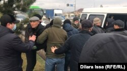 Полиция задерживает протестующих в Шымкенте 4 января 2022 года