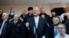 Петр Порошенко в окружении сторонников в Печерском суде Киева, 19 января 2022 года