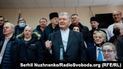 Петр Порошенко в окружении сторонников в Печерском суде Киева, 19 января 2022 года