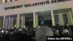 Протесты перед акиматом в Шымкенте 4 января 2022 года