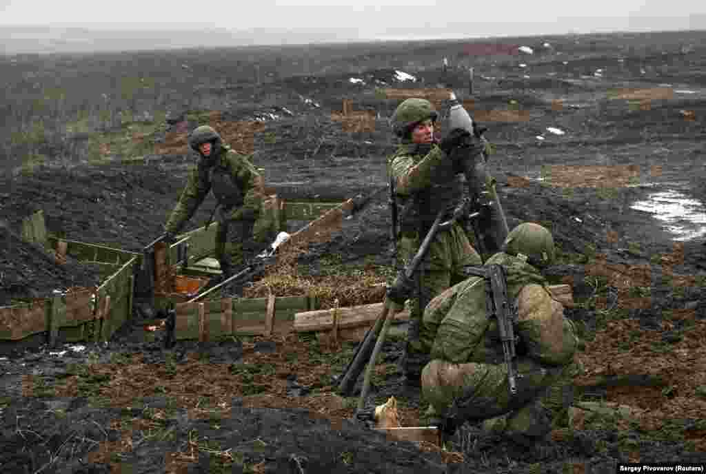 Russian servicemen prepare to fire a mortar during drills at the Kuzminsky range on January 21.&nbsp;
