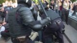 Задержания на московских бульварах: дубинки и крики от боли