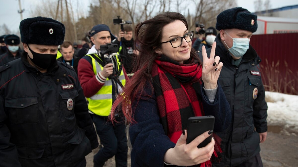 В Москве задержали экс-главу кемеровского штаба Навального. Ее увезли в СК