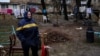 Плачущая женщина возле своего дома в Буче Киевской области, 2 апреля 2022