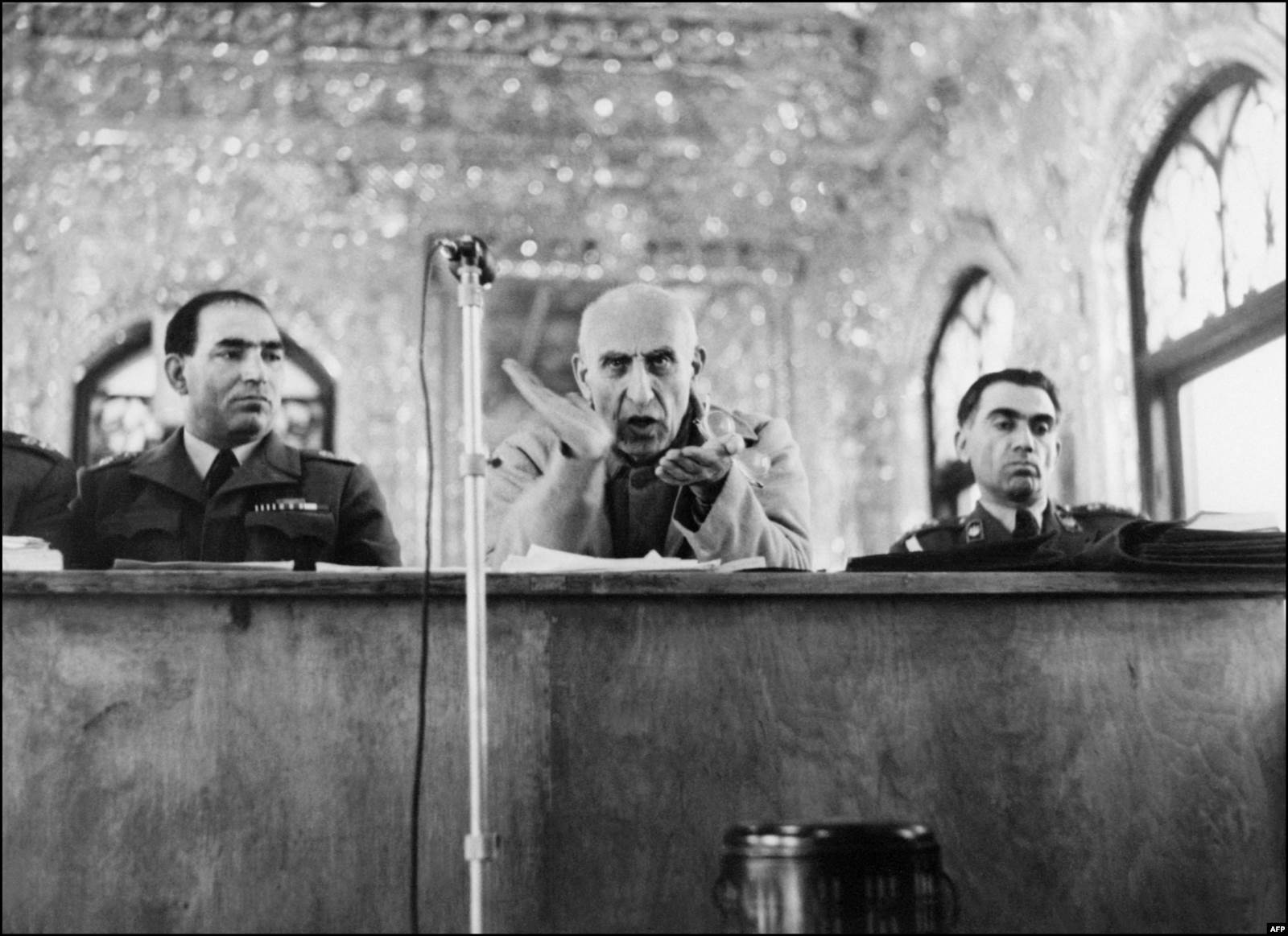 Мосаддык во время судебного заседания 11 ноября 1953 года