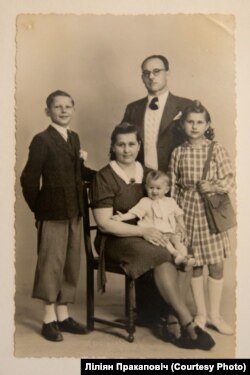 Семья Монитов перед отъездом в СССР, 1947 год