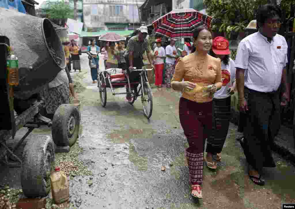 Еще один кандидат от Демократической Лиги - Кхин Мья Хтай. Чтобы быть ближе к людям, она сама ходит по улицам Янгона, столицы страны, и раздает листовки