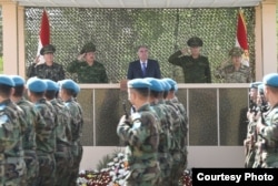 Президент Таджикистана Эмомали Рахмон на параде на военном полигоне "Фахрабад" в честь 25-й годовщины образования десантно-штурмовой бригады мобильных войск Вооруженных сил Таджикистана, 2 августа 2022 года