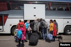 Беженцы из Мариуполя в Запорожской области Украины, посадка в автобус в Польшу. Иллюстративное фото. Reuters