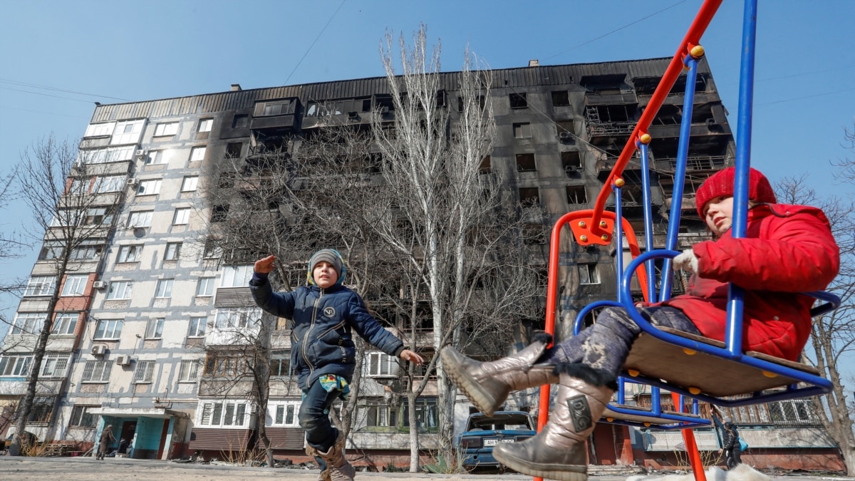 Сейчас палящее солнце, жара, трупы сильно разлагаются, стоит запах по  городу