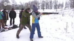 "Девочкам тут место, много профессиональных женщин-военных!" Украинские женщины учатся стрелять