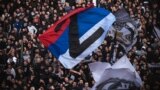 Болельщики белградского футбольного клуба "Партизана" размахивают флагом Сербии с буквой Z (символом военного вторжения России в Украину) во время матча в Белграде 16 апреля 2022 года