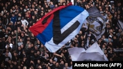 Болельщики белградского футбольного клуба "Партизана" размахивают флагом Сербии с буквой Z (символом военного вторжения России в Украину) во время матча в Белграде 16 апреля 2022 года