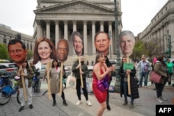 Участницы протеста в Нью-Йорке с портретами судей-республиканцев. 3 мая 2022 года