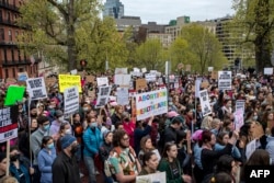 Протестующие против отмены права на аборт. Бостон, 3 мая 2022 года