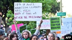 Участницы акции протеста против отмены права на аборт в Лос-Анджелесе. 3 мая 2022 года