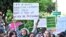 Участницы акции протеста против отмены права на аборт в Лос-Анджелесе. 3 мая 2022 года
