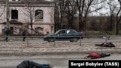 Тела гражданских людей, погибших во время масштабного вторжения России в Украину. Мариуполь, 15 апреля 2022 года