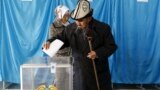 Kazakhstabn -- People vote during a snap parliamentary election in a village of Toretam, southern Kazakhstan, March 20, 2016