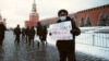 "Первый вопрос, который задали в полиции: "Сколько вам заплатили?" Полицейский – о том, зачем вышел к Кремлю с плакатом за Навального