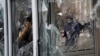 Разбитый киоск после столкновений протестующих и полиции в Алматы 5 января 2022 года